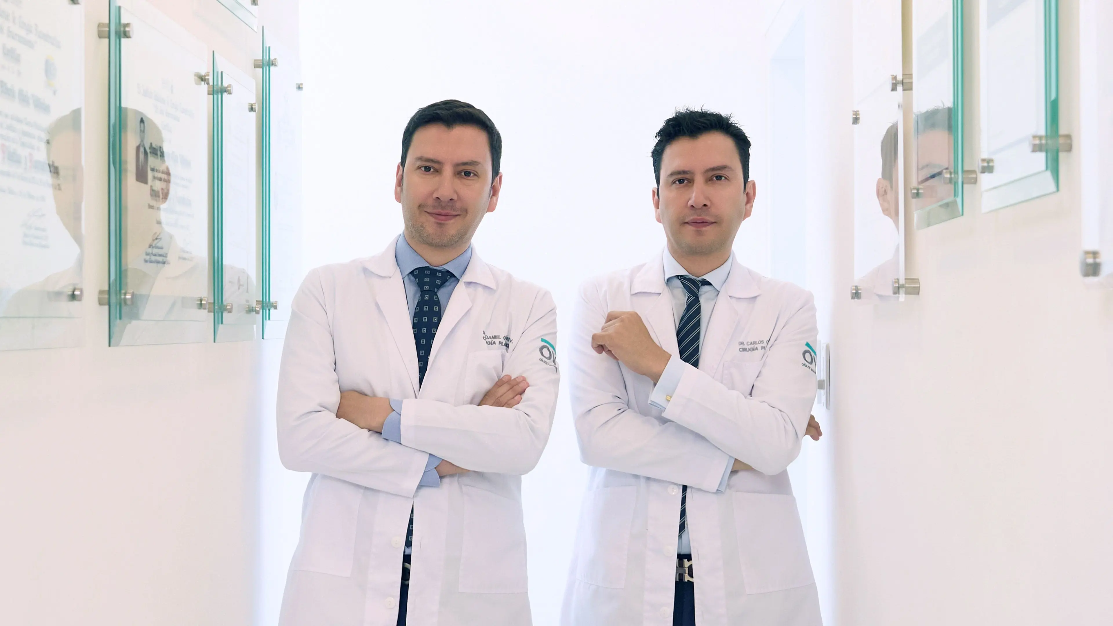 Dres. Carlos y Daniel Oñate Valdivieso, cirujanos plásticos de OV Cirujanos Plásticos en Loja y Quito, Ecuador