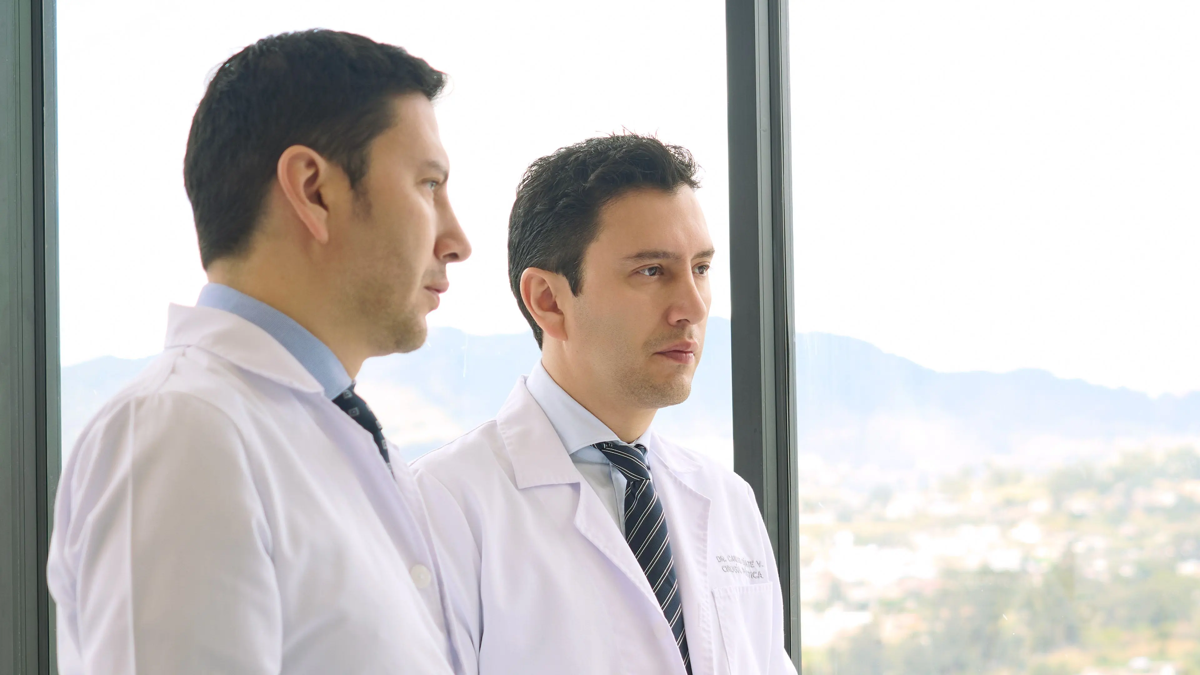 Equipo médico de OV Cirujanos Plásticos con los Dres. Oñate Valdivieso en el Hospital CIMA de Loja